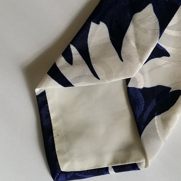 Lago necktie and pocket square - Picture 6 of 9